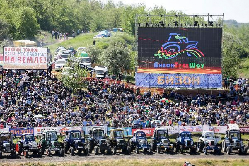 Победителя тракторных гонок чествовали тридцать тысяч зрителей