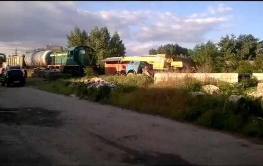 В Таганроге на помощь застрявшему в грязи строительному крану пришел поезд