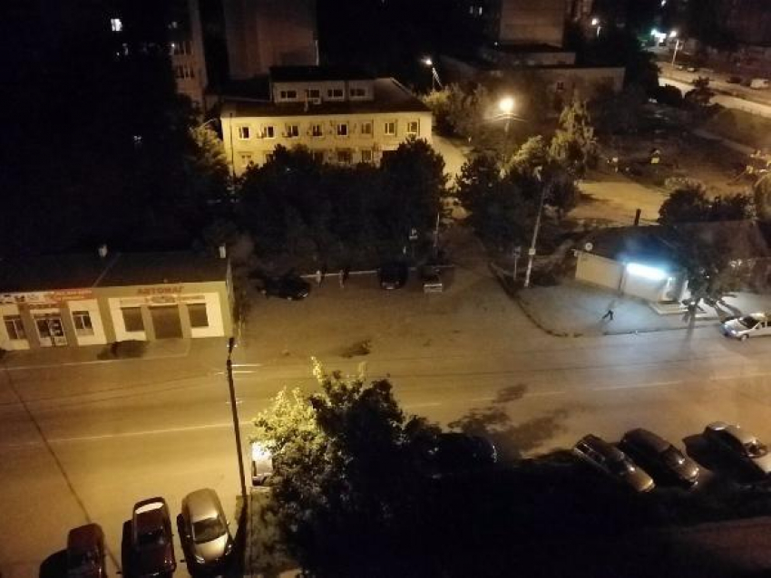 Полуночные танцы на парковке разбудили половину микрорайона в Таганроге