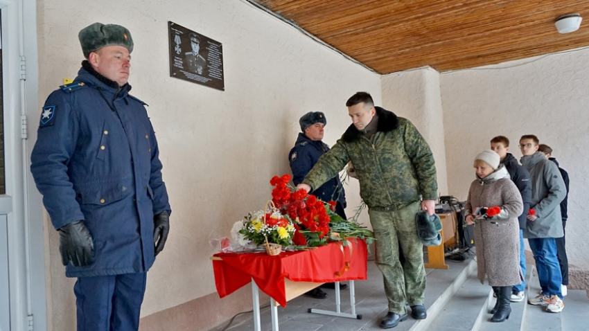 На фасаде школы №37 в Таганроге открыли мемориальную доску