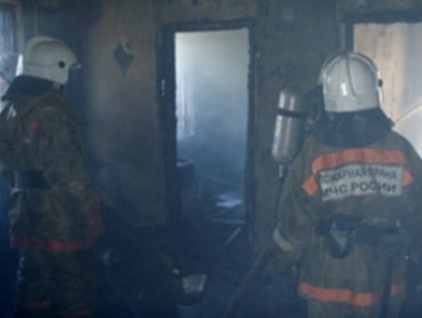 Четырнадцать пожарных тушили магазин в Таганроге