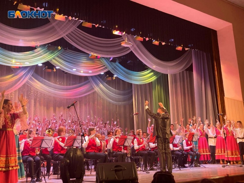 Сердца таганрожцев объединились воедино на отчётном концерте музыкальной школы №3 