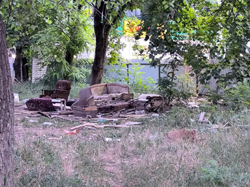 К выпускным не успели: свалки на местах гаражей вокруг школ Таганрога вывезут, но потом