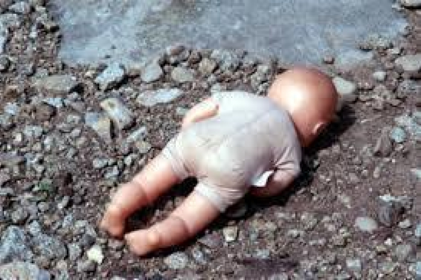 В Ростовской области 10-месячный малыш умер в сливной яме