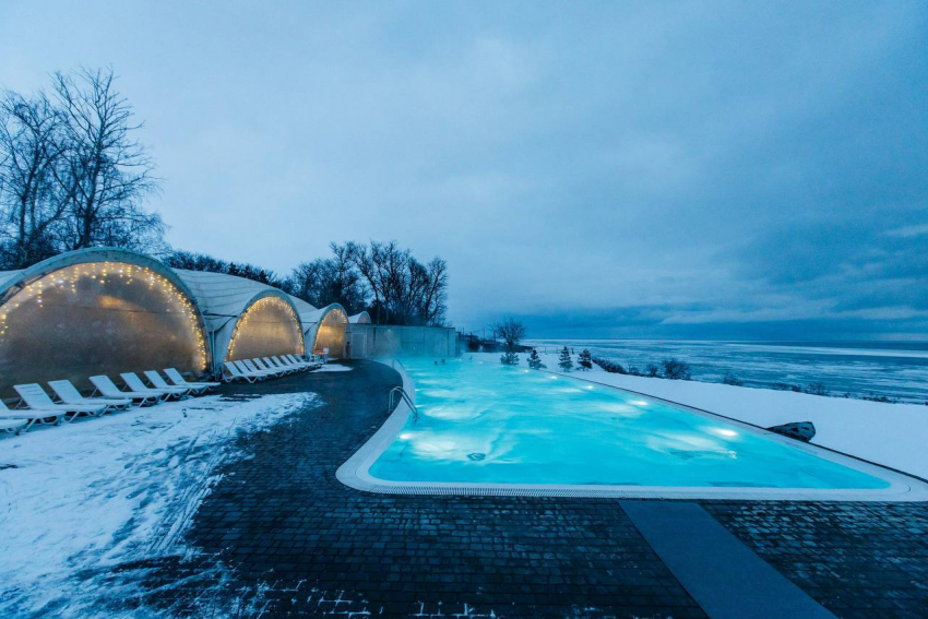 Волшебная зима в «Станции Морской»: парящие бассейны, домики и жаркие сауны