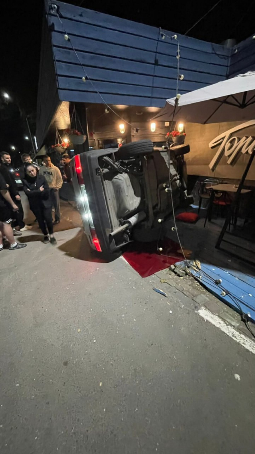 Машина опрокинулась и понеслась на людей, неистово крутя колёсами в воздухе - смела часть ресторана в Таганроге