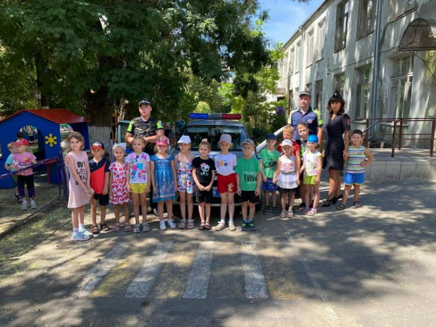 Таганрогским дошкольникам напомнили о безопасности на дороге
