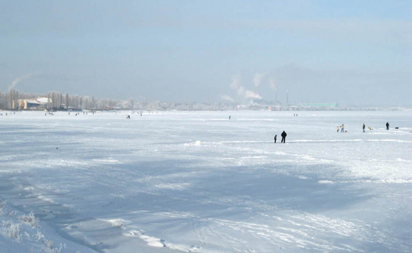 Азовское море покрылось льдом толщиной до 20 см