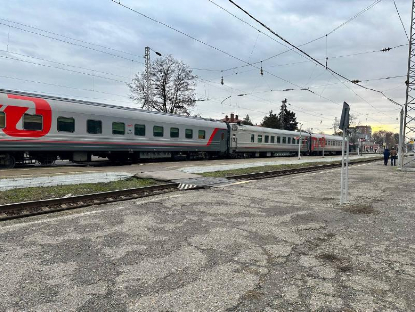 Таганрогу обещают новые скоростные поезда, но на вокзале почти нет благоустроенных мест для пассажиров