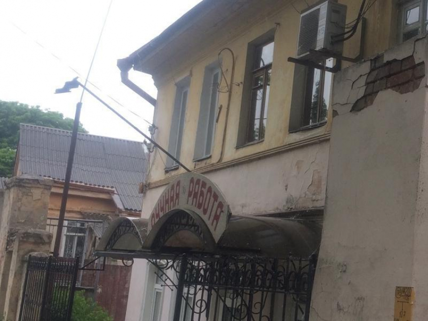 ЖКХ Таганрога ищет УК, которая за 43 тысячи сделает ремонт дореволюционного дома 