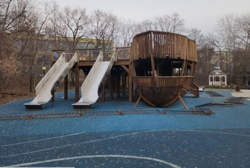 Таганрогские вандалы опять испортили «Кораблик» в роще Дубки