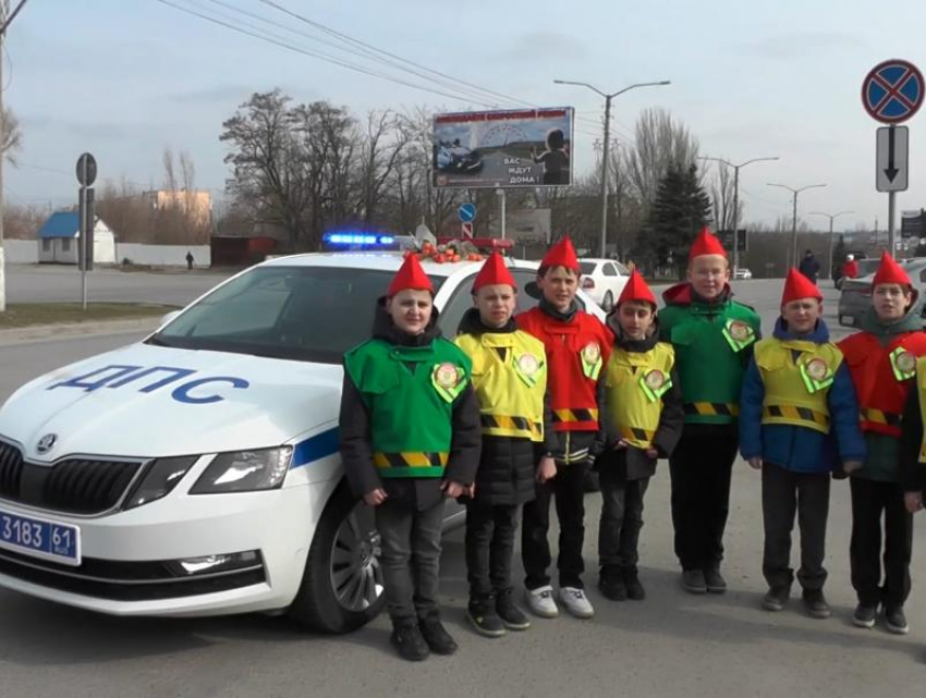 Госавтоинспекция и ЮИДовцы Таганрога поздравили авто-леди с 8 марта