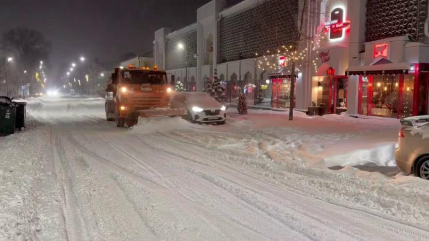 Ключевые заводы Таганрога подключились к расчистке снежных завалов