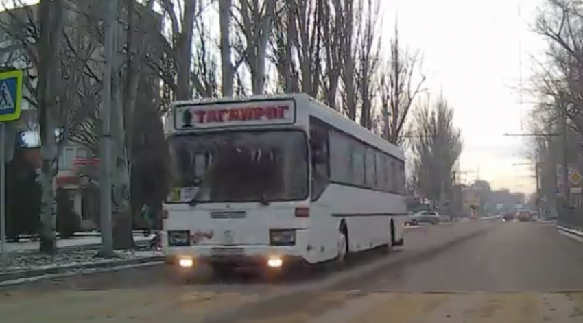 В Таганроге снова автобус проехал на красный
