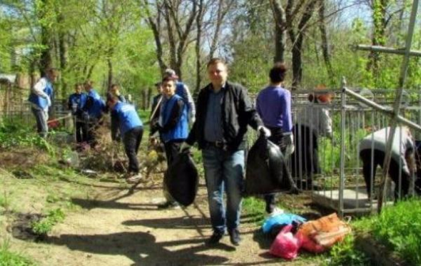 Захоронения павших солдат в Таганроге привели в порядок общими усилиями