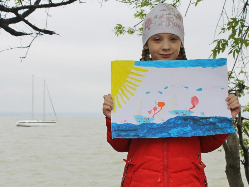Ира Пустовалова нарисовала яхту для себя и своей младшей сестренки
