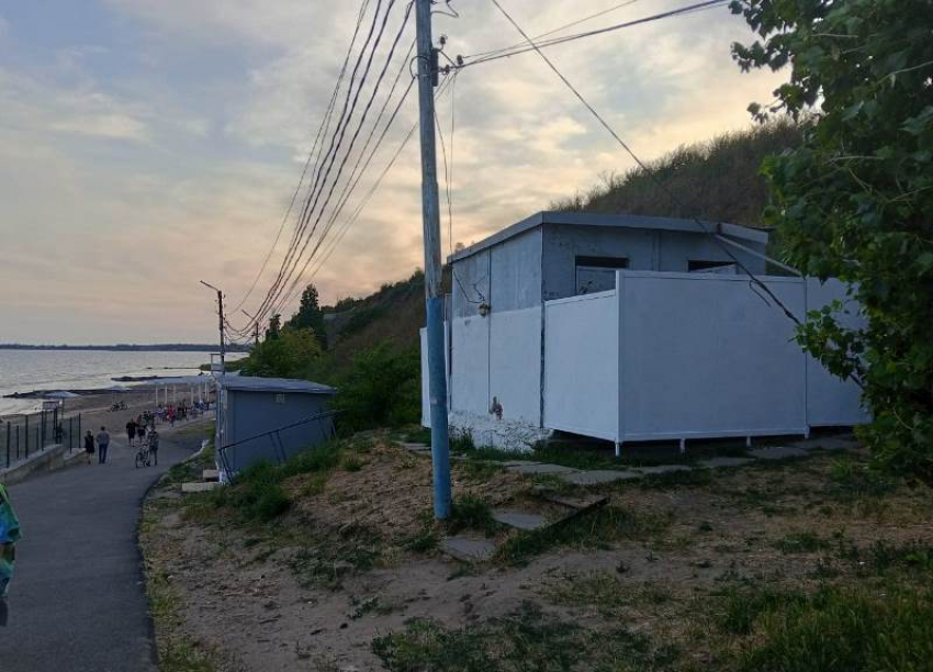 "Типа «мы» и «жо": Туалет и дохлая рыба - «достопримечательности» Центрального пляжа в Таганроге