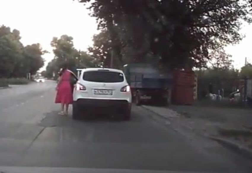 Опрометчивый маневр очаровательной шатенки на дороге в Таганроге привел к серьезной аварии