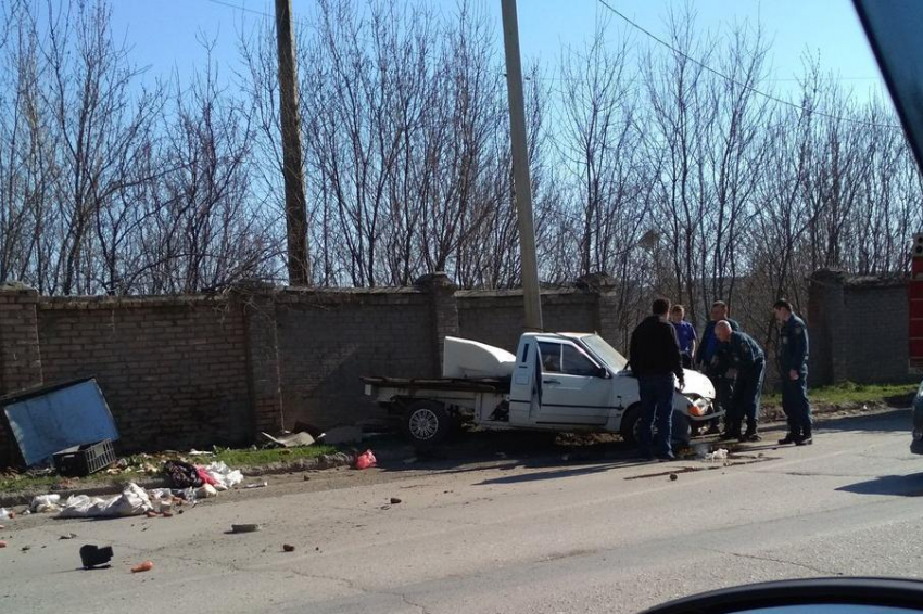 В Таганроге автомобиль с прицепом влетел в забор