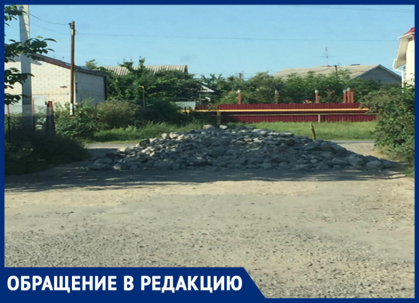 Шлагбаум из камней вырос за одну ночь в СНТ «Мичуринец» в Таганроге