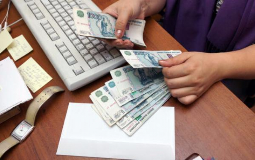 Главбух крупной таганрогской фирмы нелегально «заработала» более двух миллионов рублей