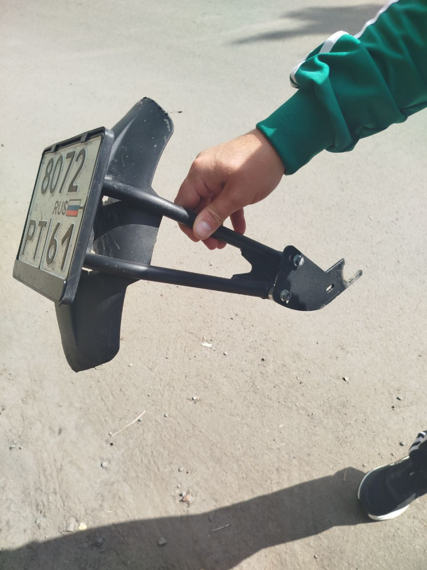 Развалился в пути? В Таганроге ищут хозяина куска мотоцикла