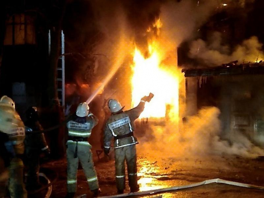 Таганрожцев спасли из пожара в двухэтажном доме