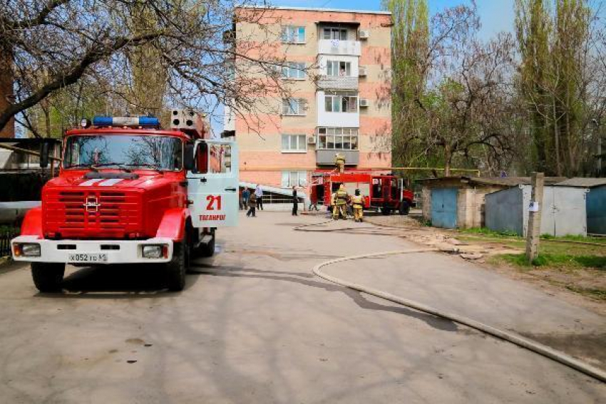 В Таганроге злоумышленники подожгли хозпостройку