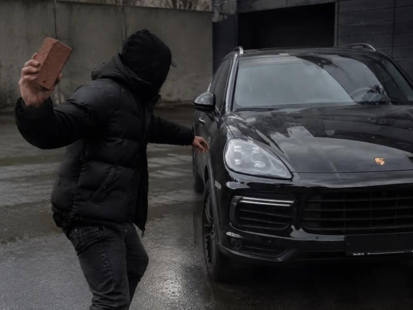 Взбунтовался против роскоши: пьяный таганрожец разбил премиальный «Порш Каен"