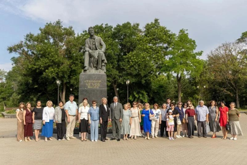 В День памяти Чехова к его памятнику возложили цветы