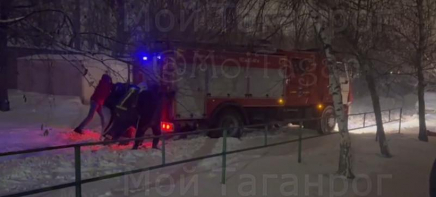 Пожарная машина застряла в снегу по пути к крупному возгоранию на окраине Таганрога
