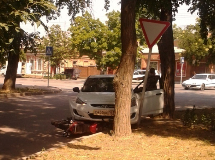 В Таганроге водитель скутера пострадал в аварии