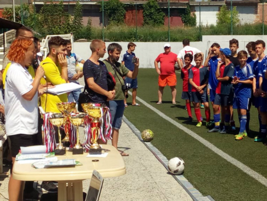 Финальные игры «Футбол в каждый  двор» и награждение участников прошло на стадионе «Торпедо» в Таганроге