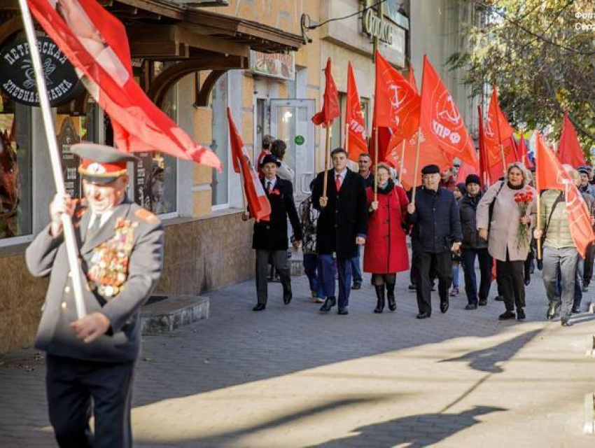 В Таганроге параду в честь Октябрьской революции досталось место на тротуаре