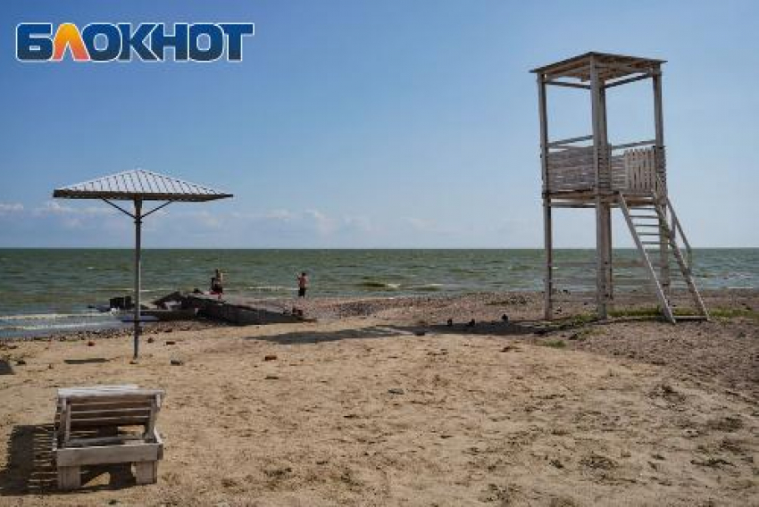 В Таганроге начали готовить пляжи к купальному сезону: обработка от клещей, очистка дна и свежий песок