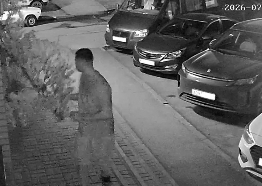 «Красота не в кайф»: мужчина вырвал украшение цветочного магазина в районе Нового Вокзала Таганрога