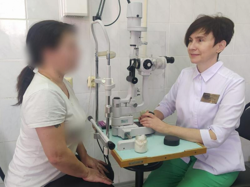 Врачи Ростова спасли зрение таганроженке, которой в глаз попал осколок стекла