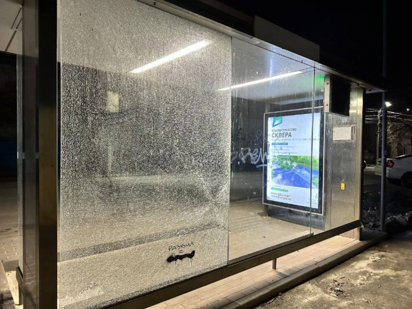 Вандалы опять испортили автобусную остановку в старом центре Таганрога