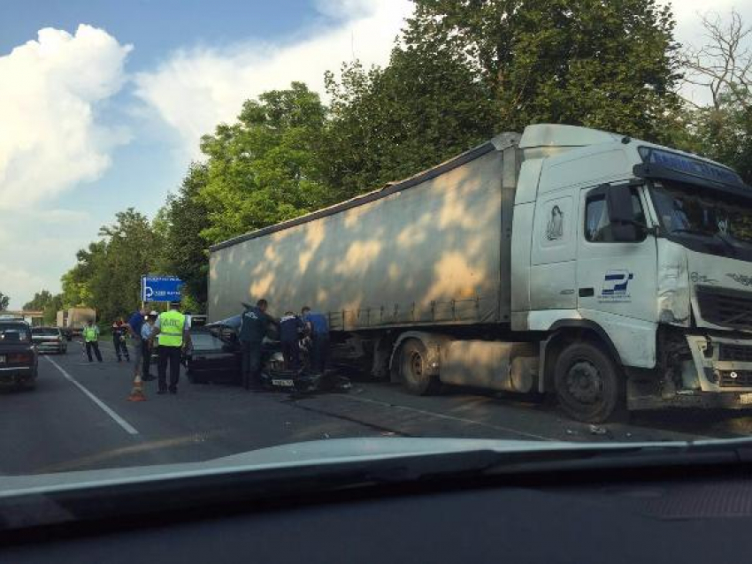 Под Таганрогом в ДТП с участием фуры погиб водитель