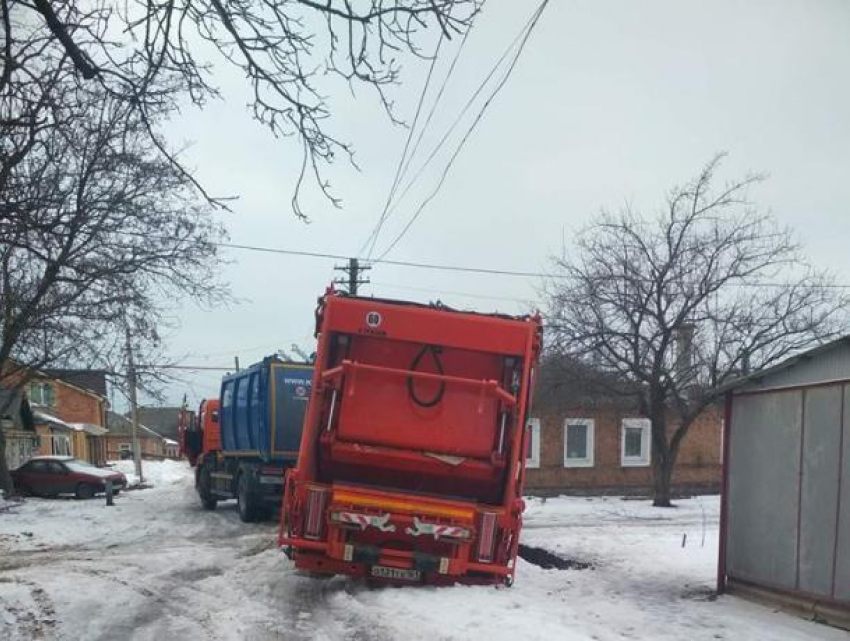 В «битве за мусор» есть потери – техника по вывозу отходов застряла на дороге в Таганроге
