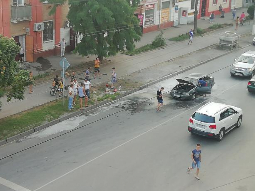 Десяток автолюбителей помогали таганрожцу тушить внезапно загоревшееся авто