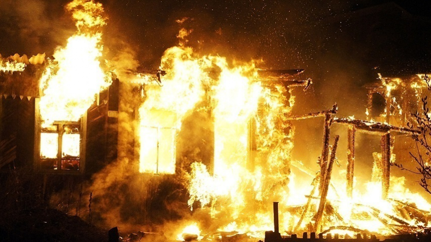 Крупный пожар под Таганрогом чуть не унес жизни восьми человек