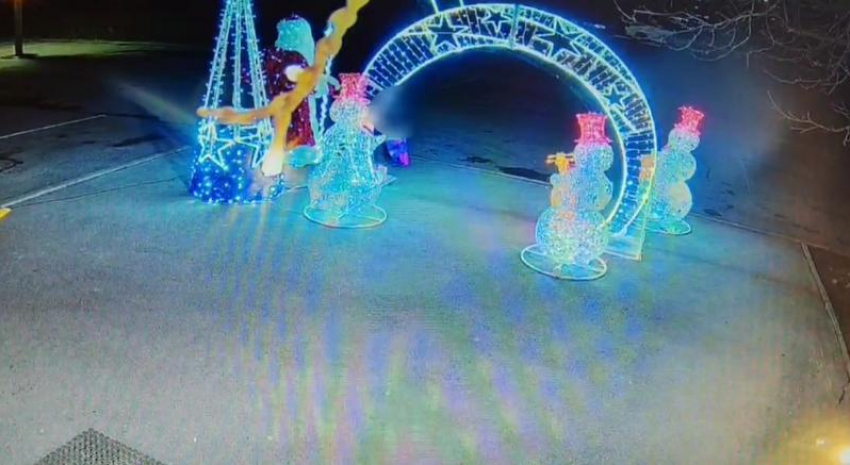 Похитители новогоднего настроения вышли на улицы Таганрога