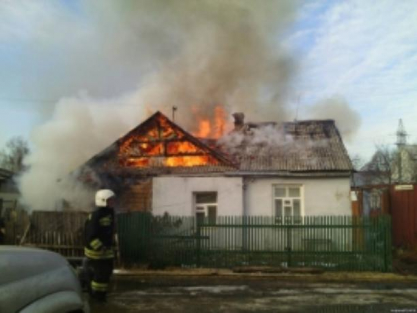 В Таганроге случился пожар в частном доме на переулке 2-й Линейный