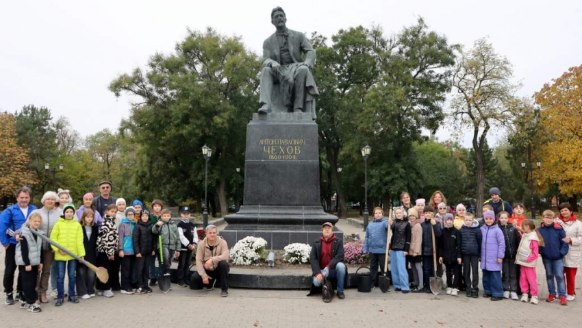 Юные хранители наследия: школьники Таганрога подарили цветы великому земляку