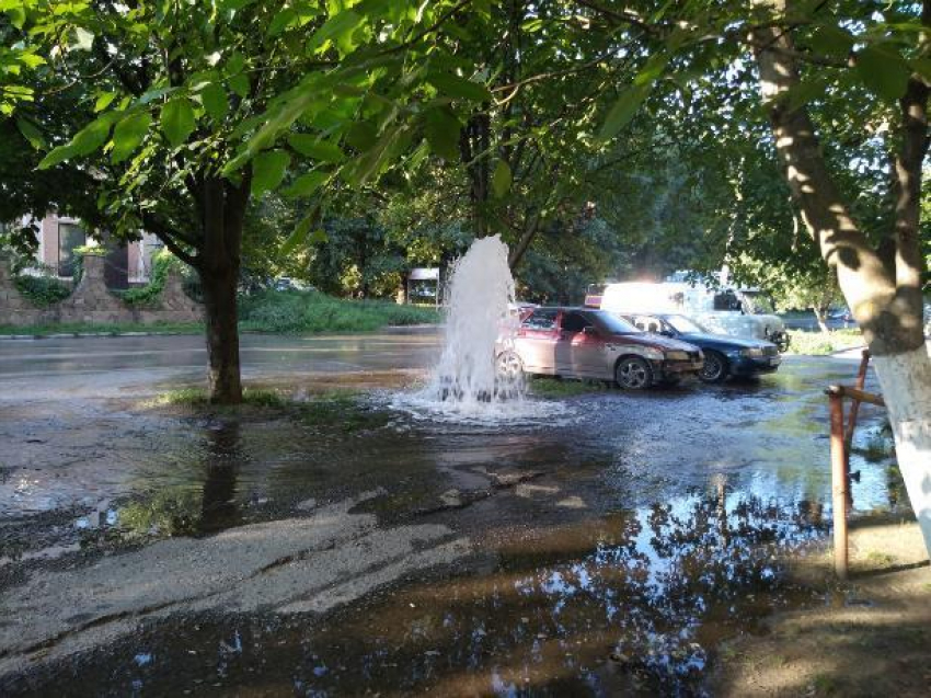 Лопнувшая труба оставила без воды таганрожцев в районах Западный и Русское поле