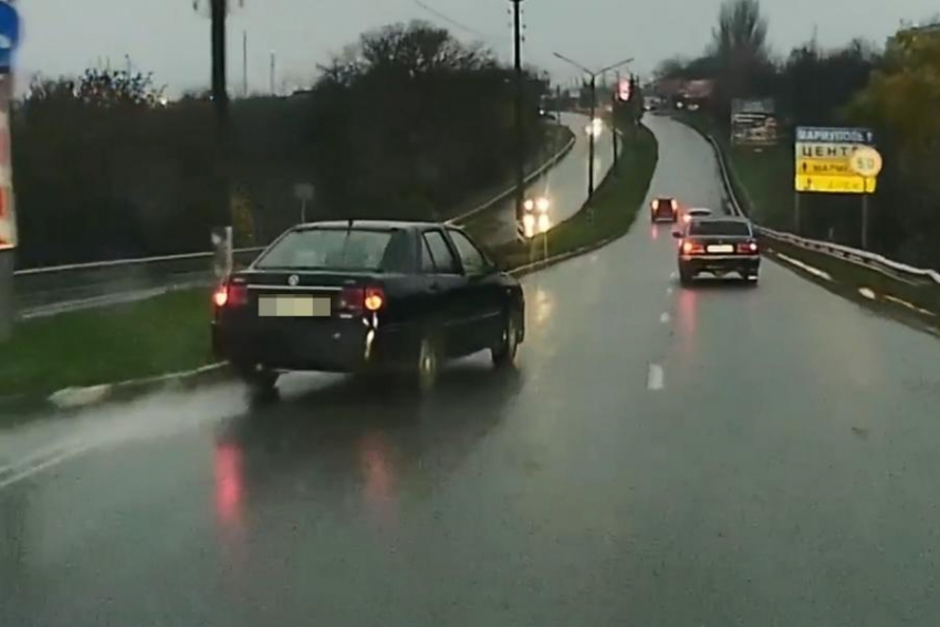 По-братски не пропустила: таганроженка засняла опасный манёвр на дороге