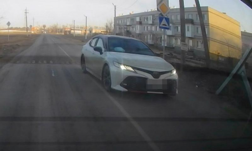 "Что у него в голове?!": таганрогские водители люто негодуют из-за грубых нарушений лихача