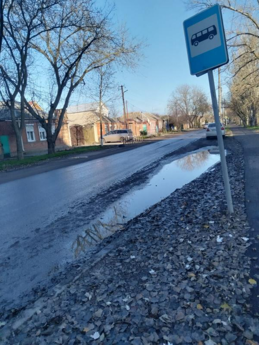 “Можно вылечить артрит”: горько шутят таганрожцы про ещё одну грязную остановку