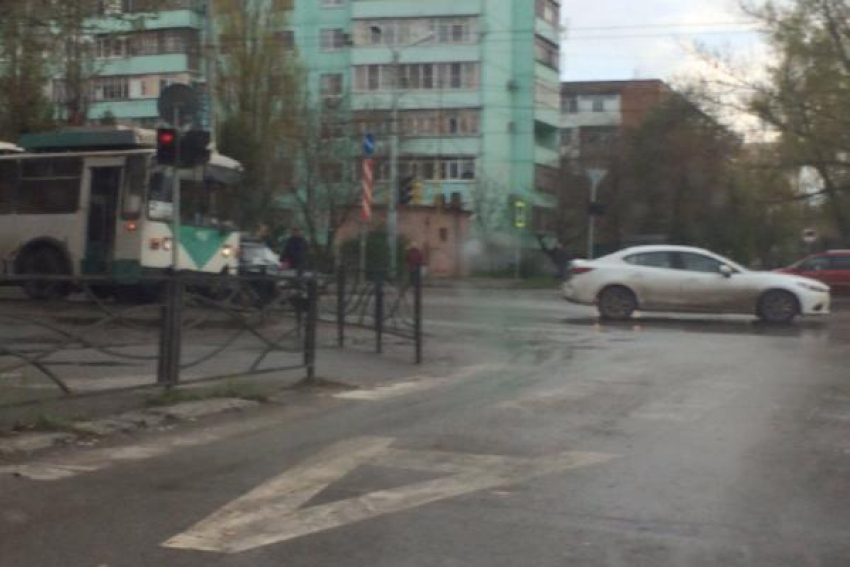 В Таганроге «злой» троллейбус вытолкнул иномарку на центр перекрестка